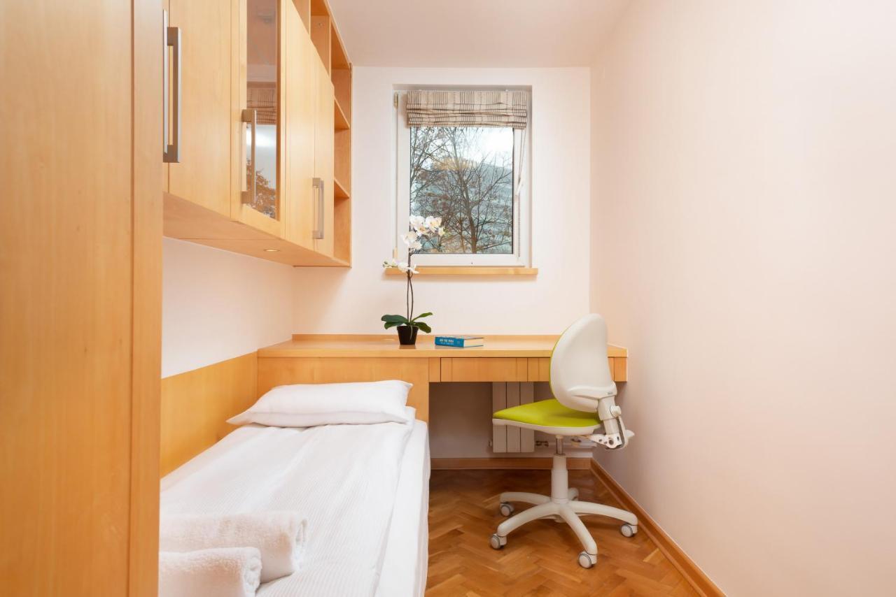 Two-Bedroom Family Apartment Esperanto Next To Klif By Noclegi Renters Варшава Экстерьер фото